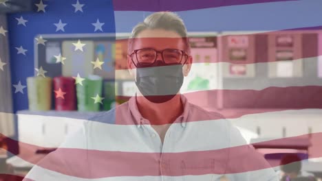 Animation-Der-Flagge-Der-Vereinigten-Staaten-Von-Amerika-über-Einem-Kaukasischen-Männlichen-Lehrer-Mit-Gesichtsmaske