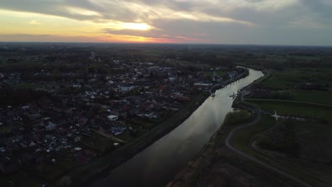 Río-Scheldt-Y-Serskamp-Village,-Bélgica-Al-Atardecer,-Vista-Aérea