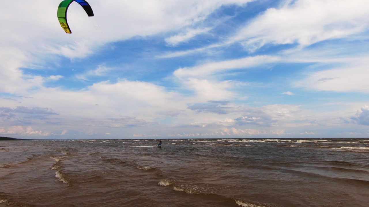 kitesurf pasó la cámara montando las olas en un día soleado