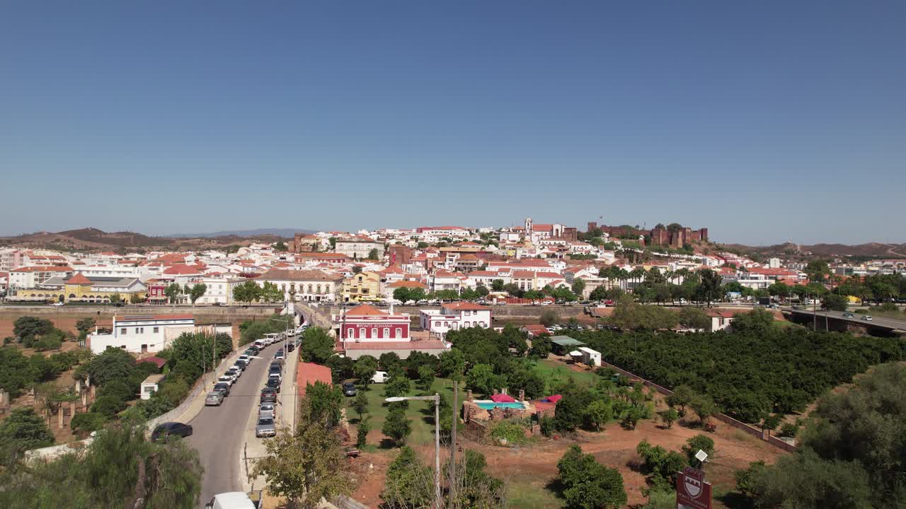 vista de los edificios de la ciudad de silves con el famoso castillo y la catedral, región del algarve, portugal