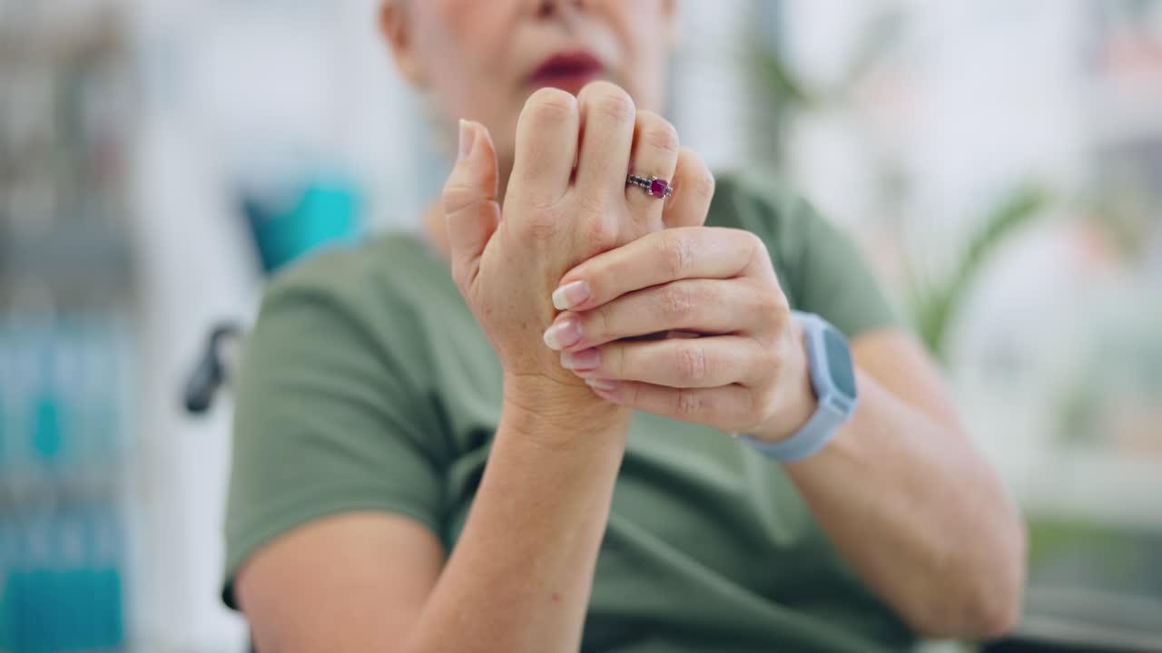 mãos, artrite e dor nas articulações em mulheres idosas