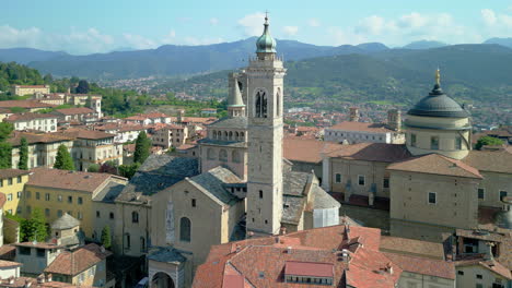 Drone-Orbita-Alrededor-De-Bergamo-Alta-Duomo