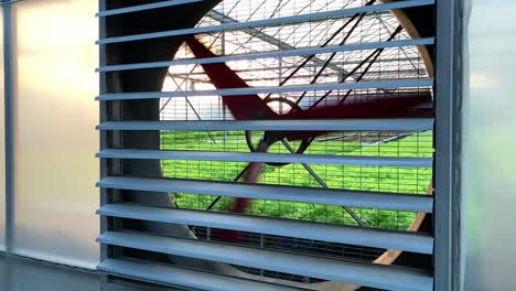 un gran ventilador está trabajando para ventilar el jardín de verduras orgánicas