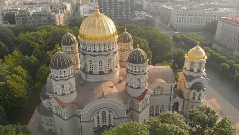 Sensationelle-Luftdrohnenansicht-Der-Geburtskathedrale-In-Riga,-Lettland,-Kreisschwenk