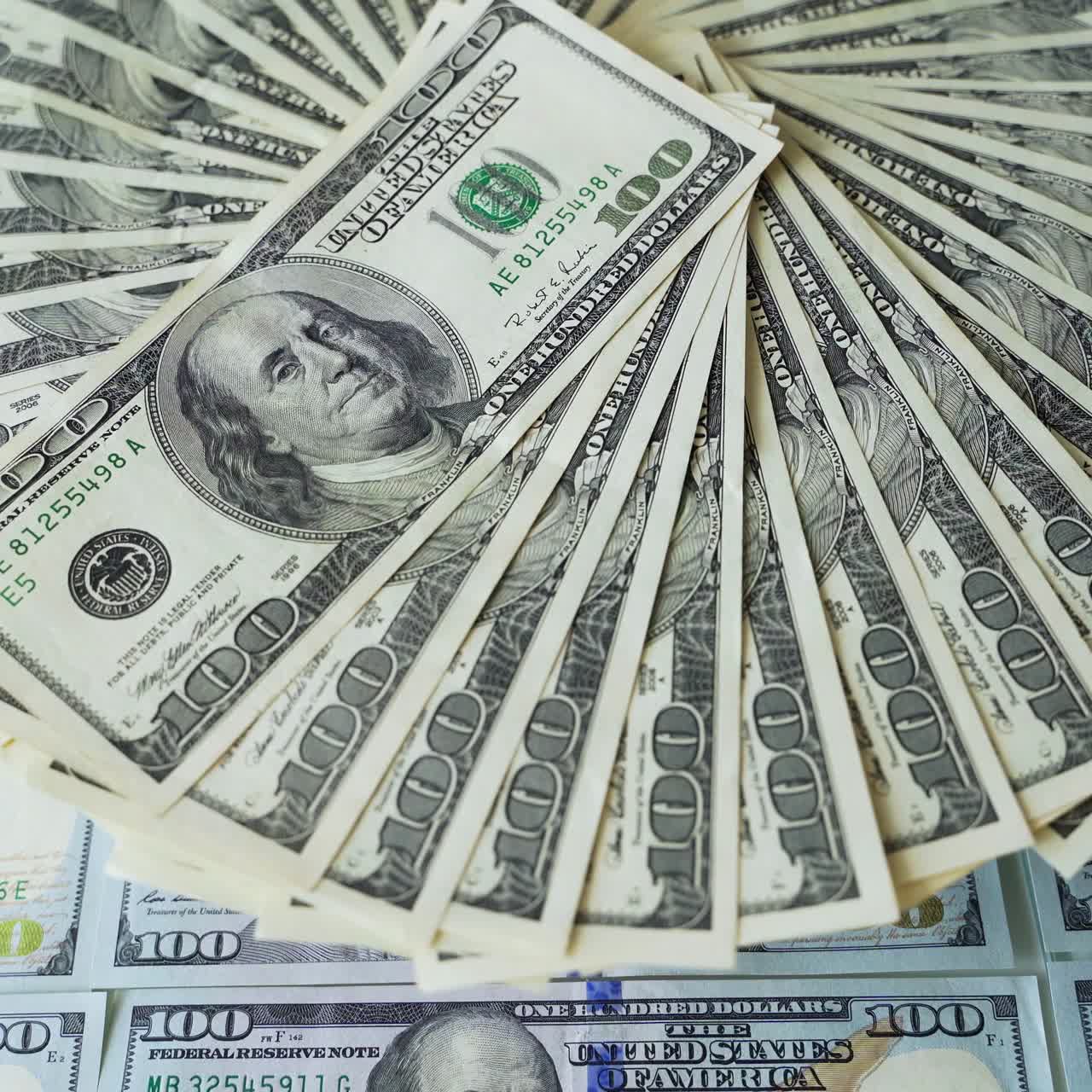 círculo de billetes de cien dólares girando. billetes de dólares estadounidenses. movimiento de rotación de efectivo en el fondo de dólares. primer plano.