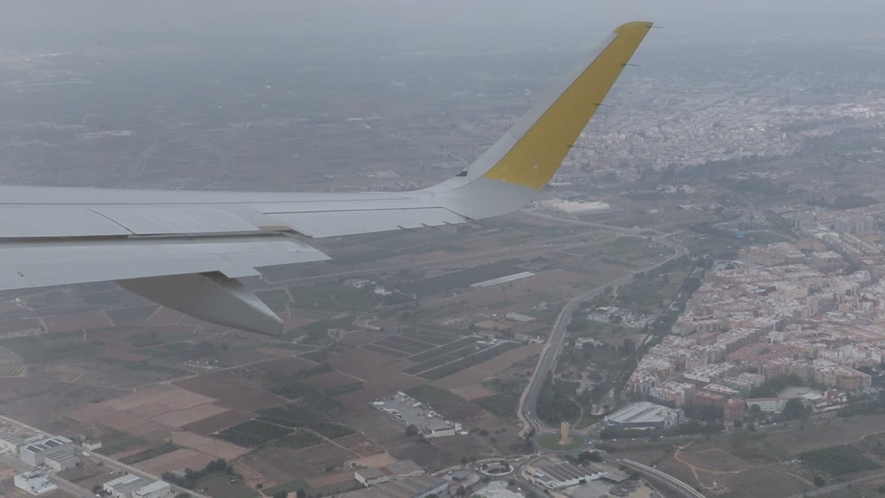 vista de la ciudad y los campos desde un avión