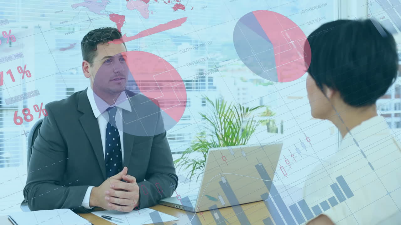 animación del procesamiento de datos contra diversos hombres y mujeres de negocios que discuten en la oficina.