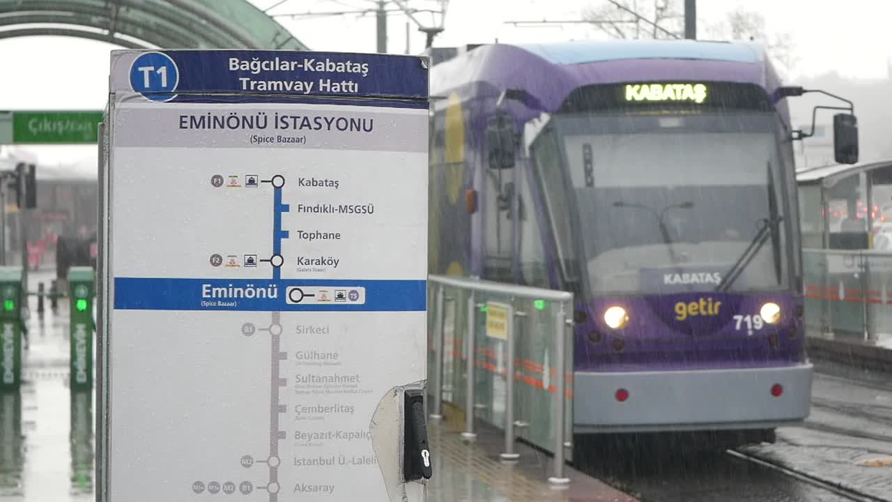 이스탄불 트램웨이 정류장은 비가 내리고 있습니다.