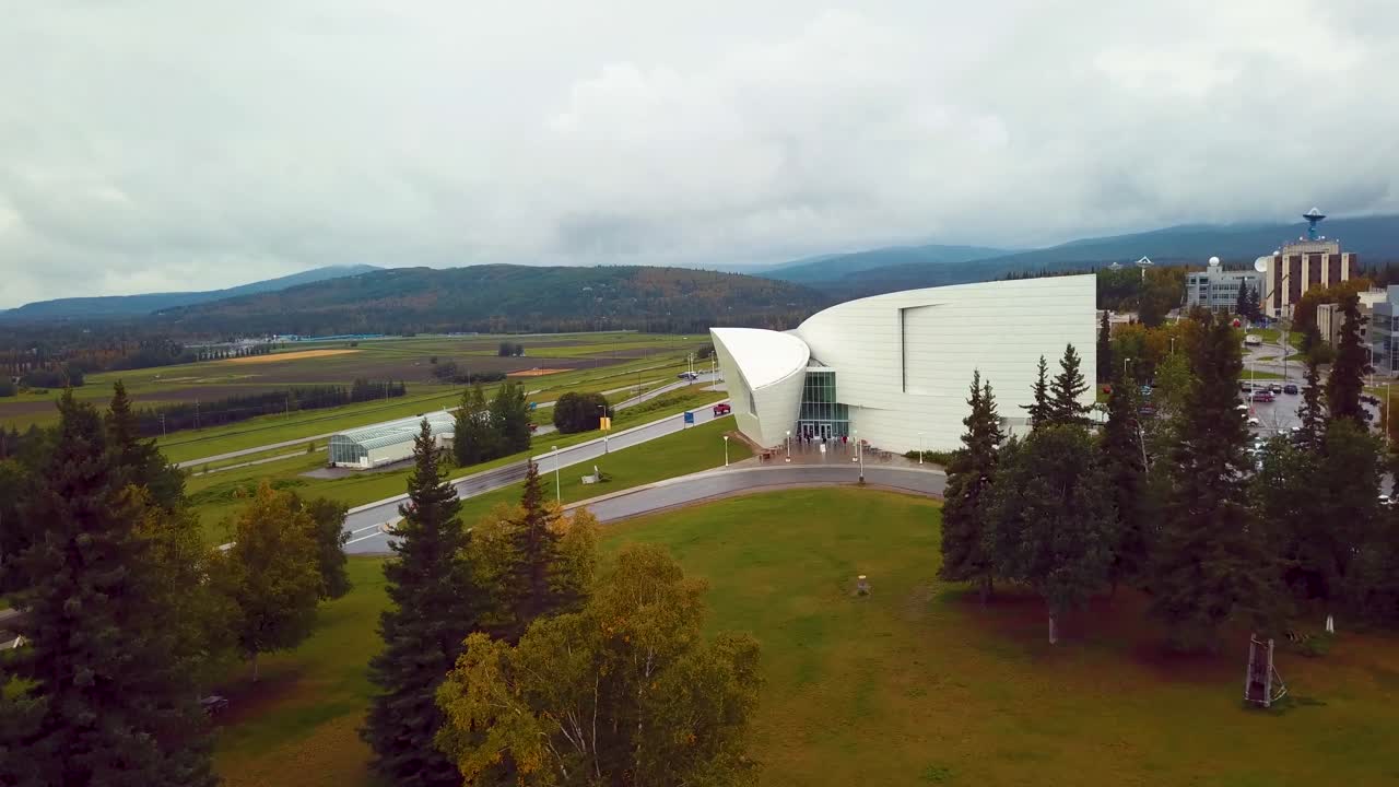 4k видео с дрона музея севера в кампусе университета аляски в фербенксе, ак в летний день