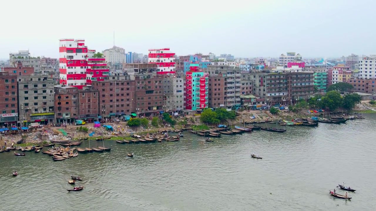 ผู้คนกำลังข้ามแม่น้ำ Buriganga โดยเรือในเมืองธากา ประเทศบังกลาเทศ ภาพมุมสูง ถ่ายขึ้น