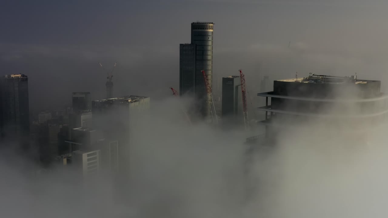 el horizonte de la ciudad nebulosa