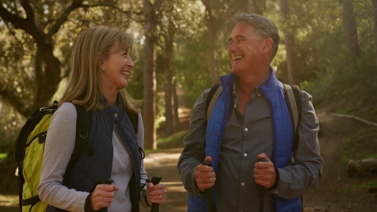 pareja de ancianos activos haciendo senderismo en el bosque