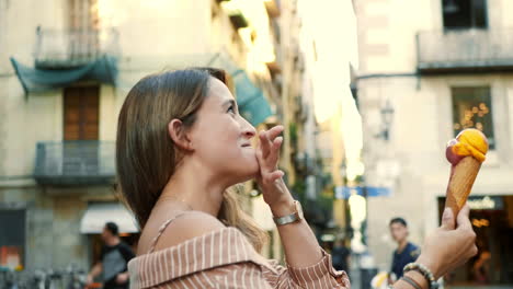 Linda-Chica-Comiendo-Helado-En-Cámara-Lenta.-Mujer-Riendo-Posando-En-Cámara