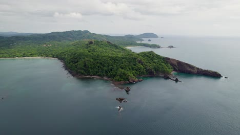 una toma de un dron de 4k de punta sabana point y la península de mirador conchal junto a puerto viejo y playa conchal, o "playa de conchas", a lo largo de la costa noroeste de costa rica