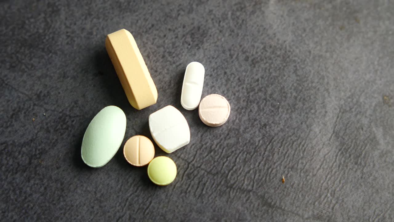 어두운 표면 에 있는 여러 가지 다채로운 약 의 근접