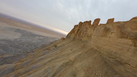 Factory-Butte-FPV-Drone-Sobrevuelo-En-Las-Colinas-Y-Cañones