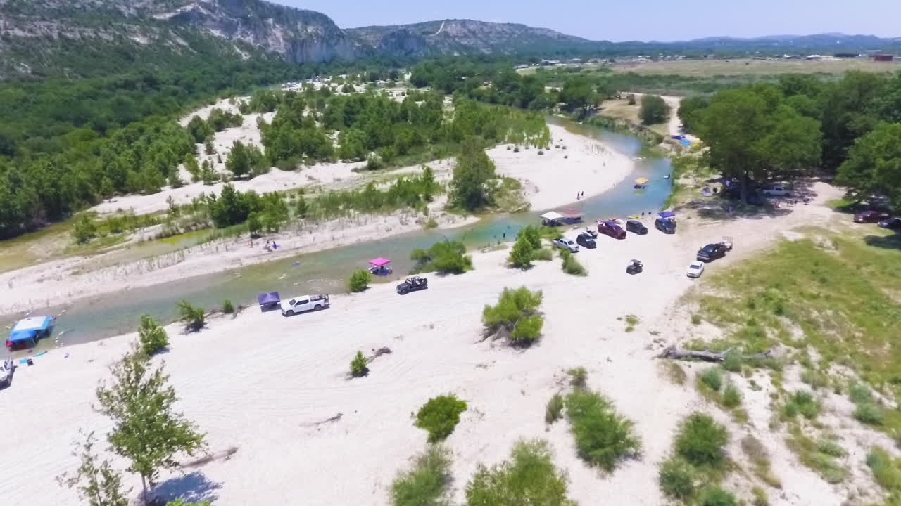 텍사스 중부 뉘세스 강(nueces river)의 크릭 부분으로 일부는 힐 컨트리(hill country)라고 부릅니다.