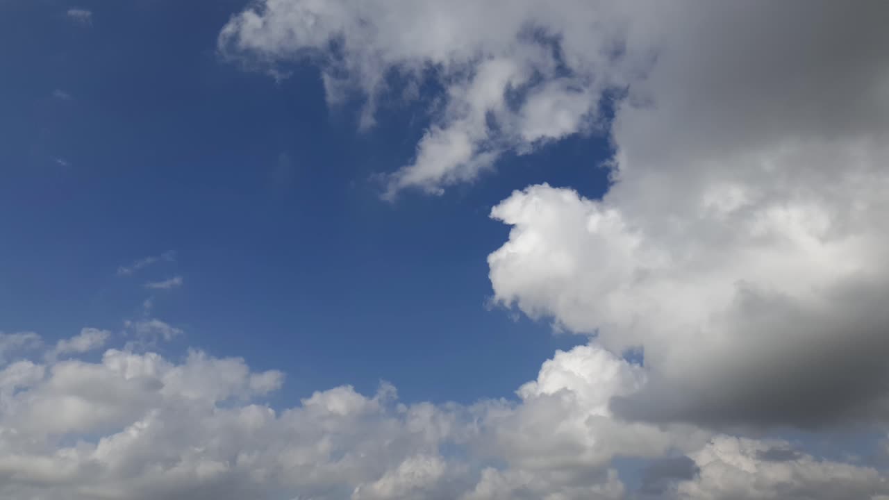 cielo azul de verano con densas nubes de lluvia gruesas moviéndose a través de los cielos