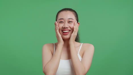 그녀의 얼굴을 만지는 여자, 미소