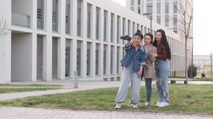 Amiche blogger asiatiche che creano contenuti per i social media mentre realizzano un video con una fotocamera