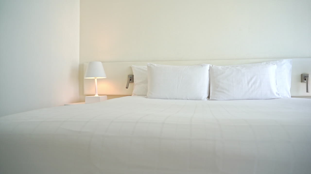 호텔 스위트 침대에서 왼쪽에서 오른쪽으로 이동