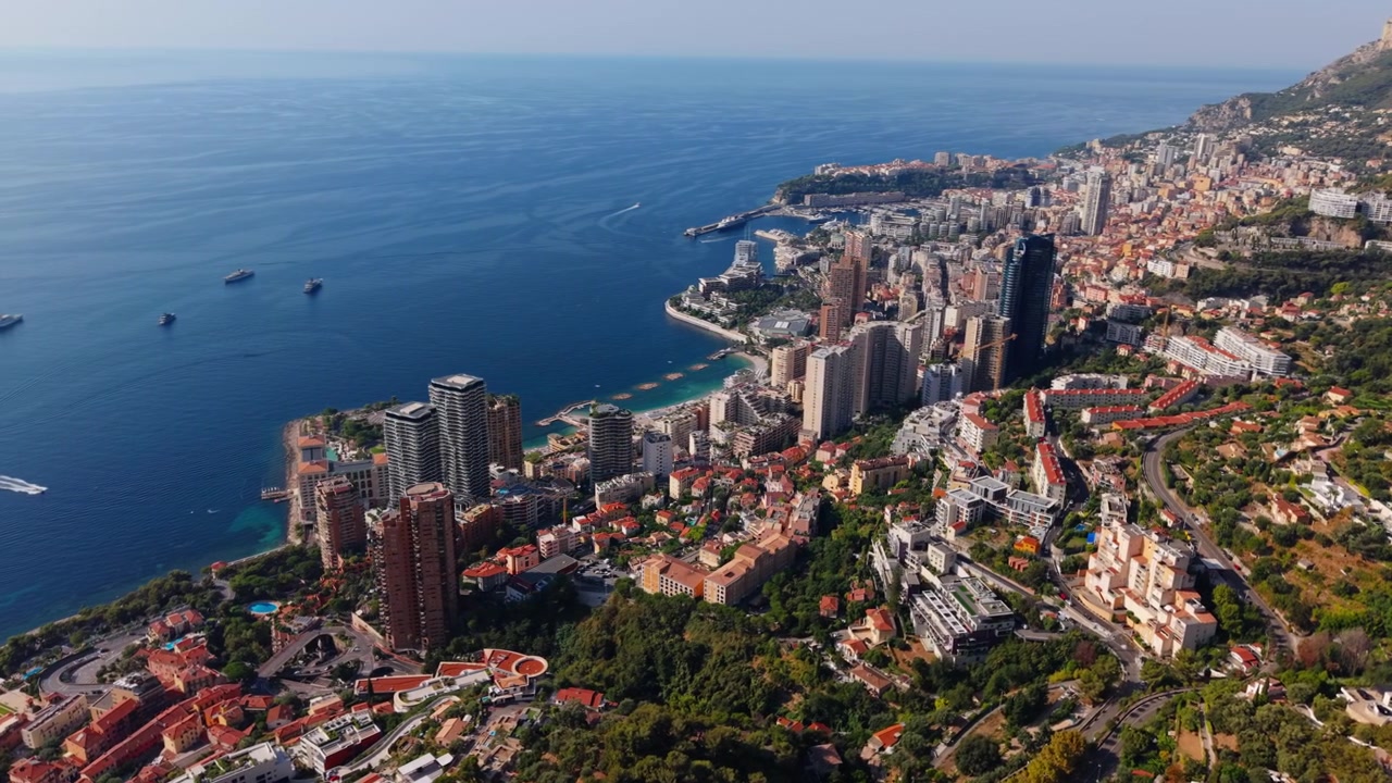 Veduta aerea dall'alto della costa di Montecarlo, edifici della città e il Mar Mediterraneo blu