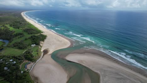 Océano-Y-Río,-Playa-De-Pertenencia-En-Byron-Bay,-Nueva-Gales-Del-Sur,-Australia---Retroceso-Aéreo