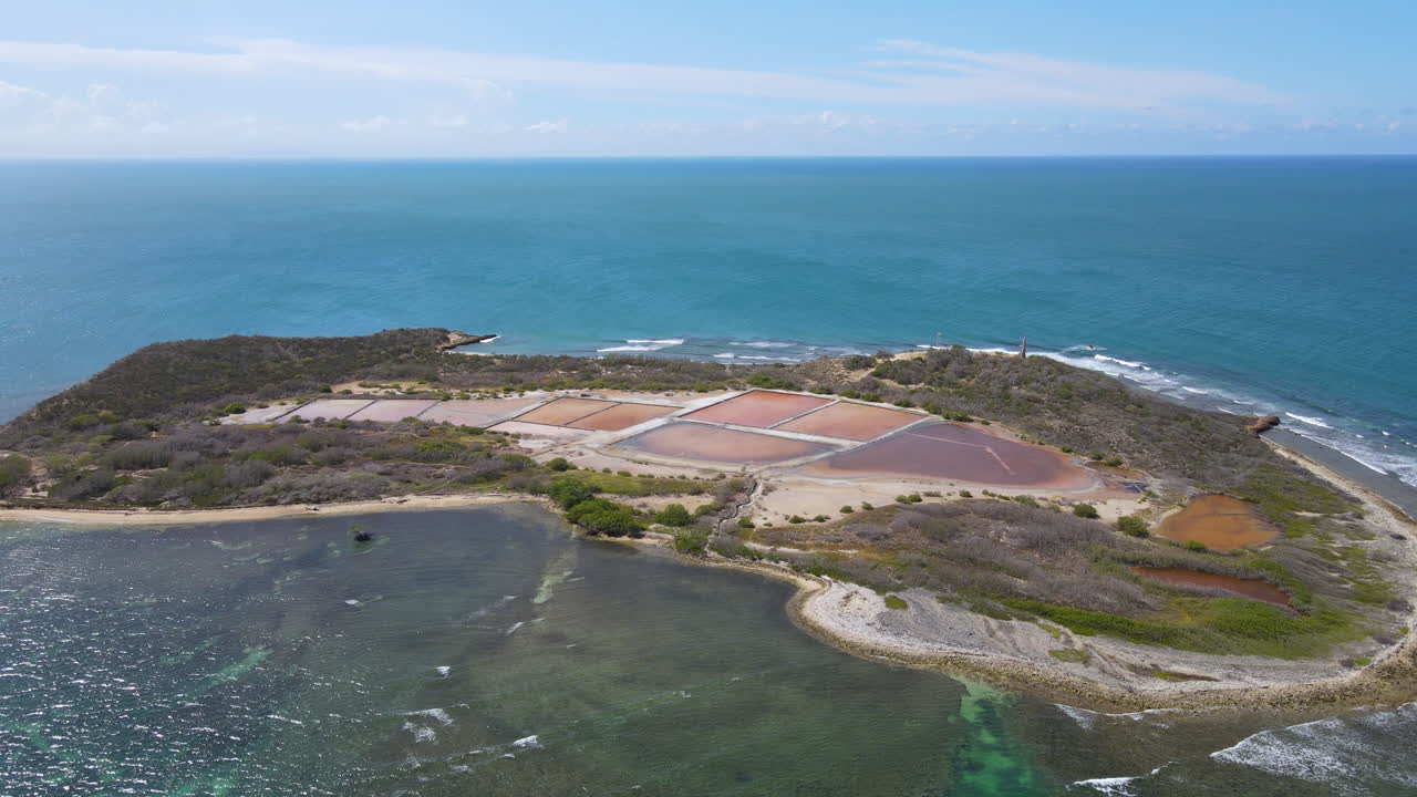 laguna salada, extracción de sal marina en una pequeña isla hermosa en el mar caribe, impresionante vista panorámica