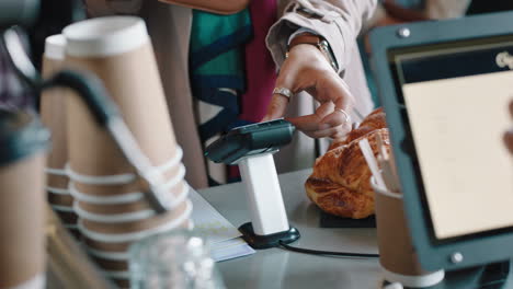 mujer hermosa pagando con tarjeta de crédito servicio de transacción comprando café en una cafetería gastando dinero en un restaurante