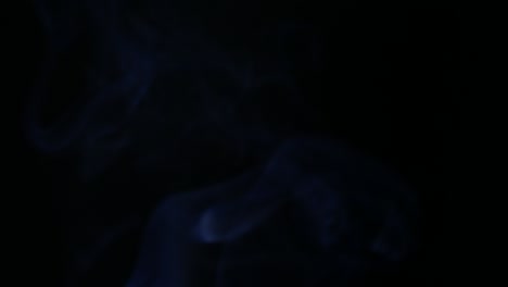 colores humo en fondo oscuro