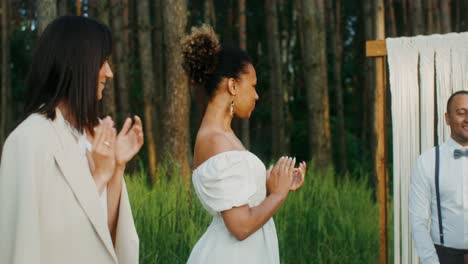 amigos celebrando en una boda al aire libre en un bosque