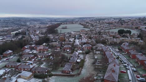 La-Vista-Invernal-Desde-Un-Dron-Captura-El-Típico-Desarrollo-De-Viviendas-Propiedad-Del-Consejo-Urbano-Del-Reino-Unido-En-Dewsbury-Moore-Council-Estate,-Con-Casas-Adosadas-De-Ladrillo-Rojo-Y-El-Yorkshire-Industrial.