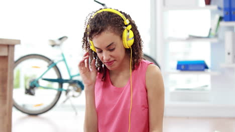 una mujer de negocios escuchando música.