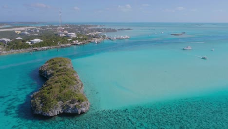 Luftdrohnenansicht-Von-Bahamas-Compass-Cay-Mit-Segelbooten-Und-Kristallklarem-Wasser