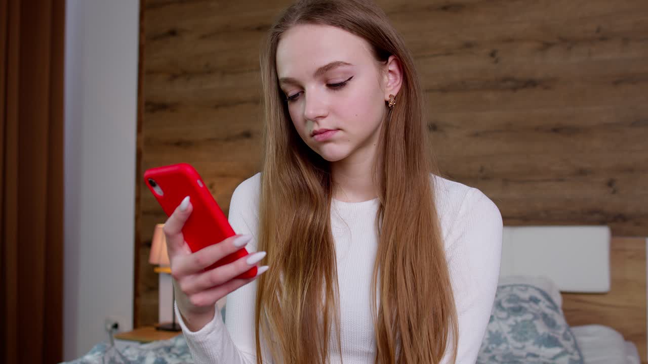 Donna concentrata che usa il telefono cellulare, visualizza prodotti su internet, navigando lentamente online.