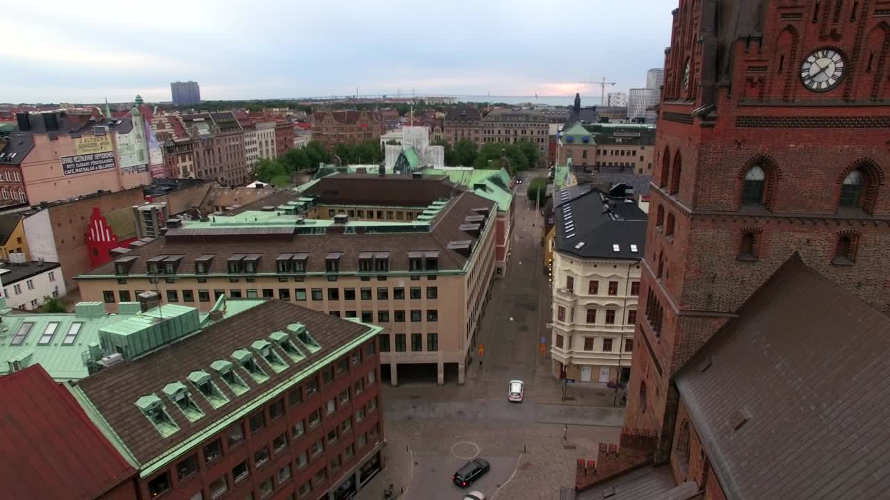 volando sobre la iglesia de la ciudad en malmö, suecia. fotografía aérea del paisaje urbano y la torre de la iglesia