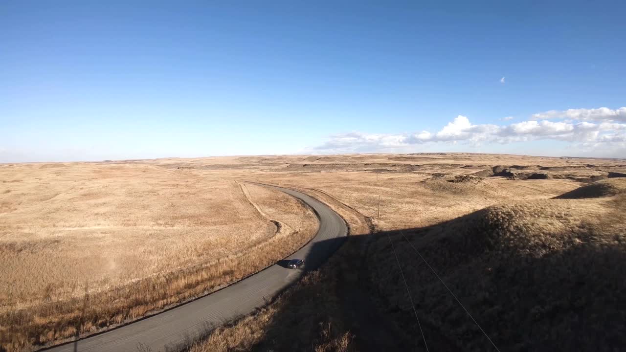 vuelo de dron grabando un auto cruzando la autopista