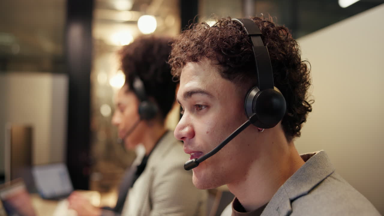 Atendentes de atendimento ao cliente trabalhando em um call center