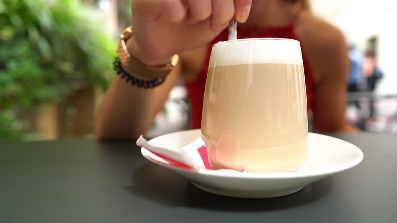 cuchara gira en un capuchino italiano de aspecto perfecto