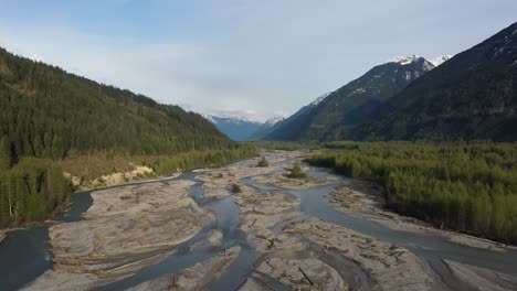 magnífica vista aérea del río en los prados de pemberton, columbia británica