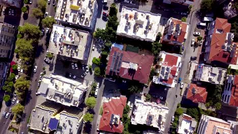 vista aérea de una zona residencial con edificios de apartamentos y paneles solares