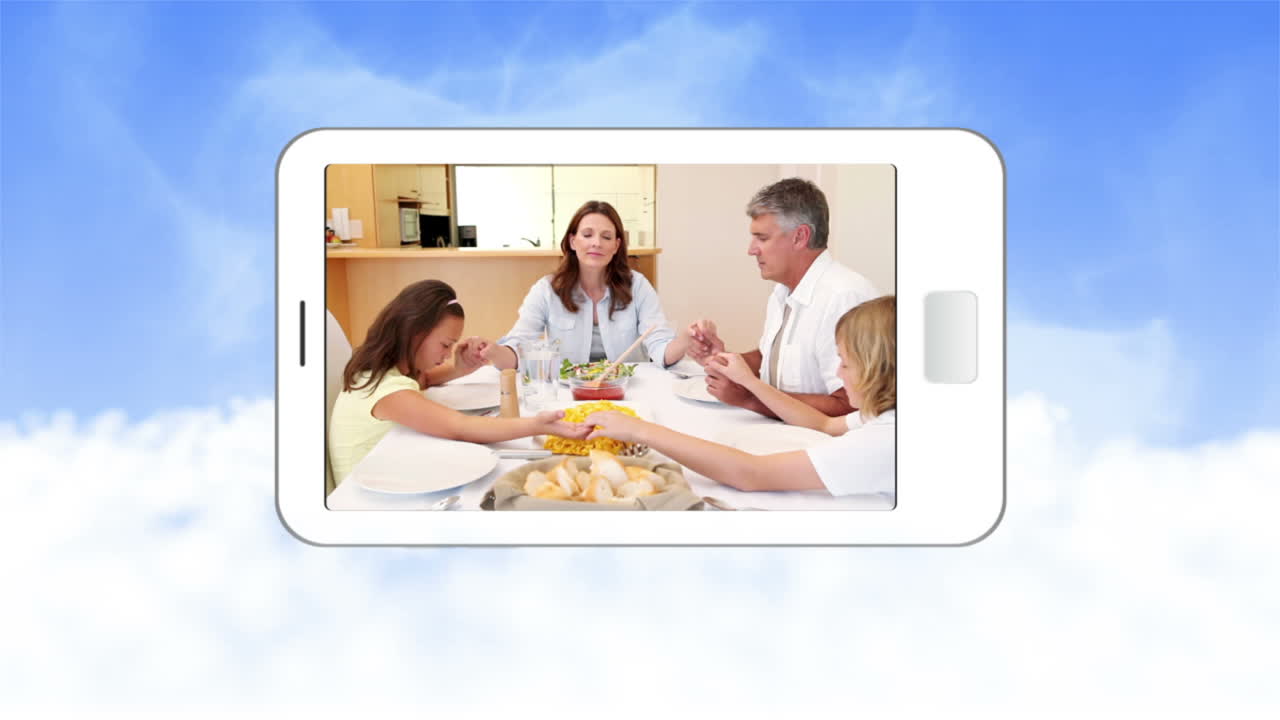 구름을 배경으로 기도하는 가족의 비디오