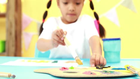 una niña pintando un cuadro
