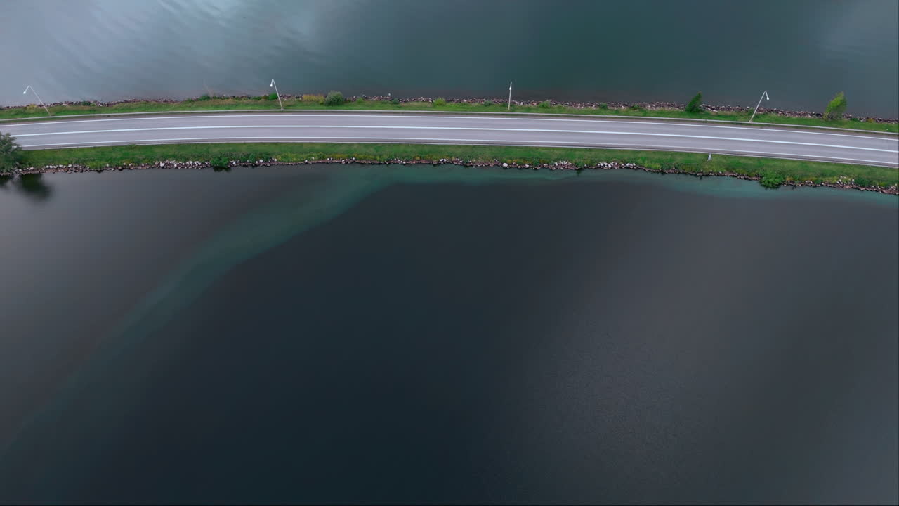 바위 와 시아노박테리아, 파란색-녹색 조류 와 도로 를 가로질러 호수 를 가로지르는 도로 다리 의 넓은 고각  ⁇