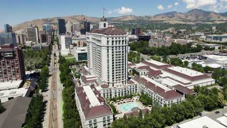 Grand-America-Famoso-Hotel-En-Salt-Lake-City,-Utah---Aéreo