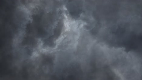 Schwerer-Sturm-In-Dunklen-Wolken-4k