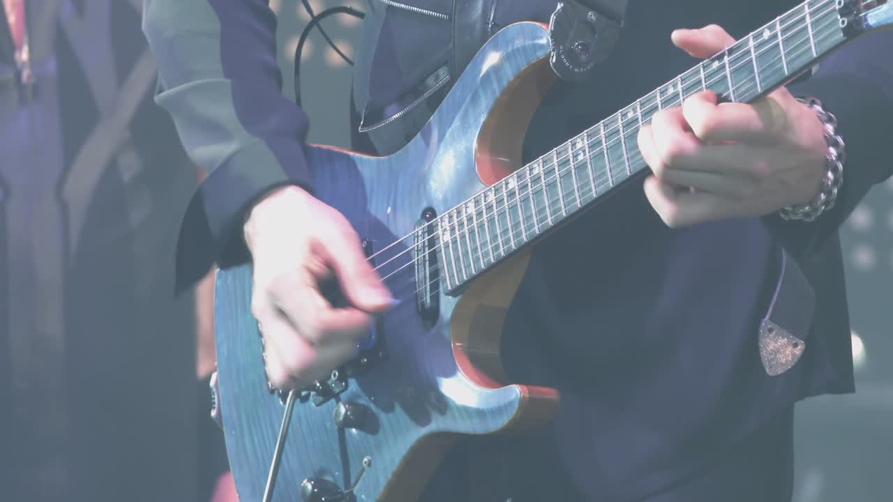 ステージで演奏するギタリスト