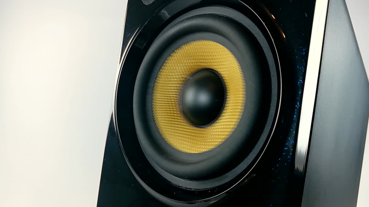 una membrana vibrante en un altavoz de audio negro y dorado aislado de alto rendimiento, parte 1, slomo