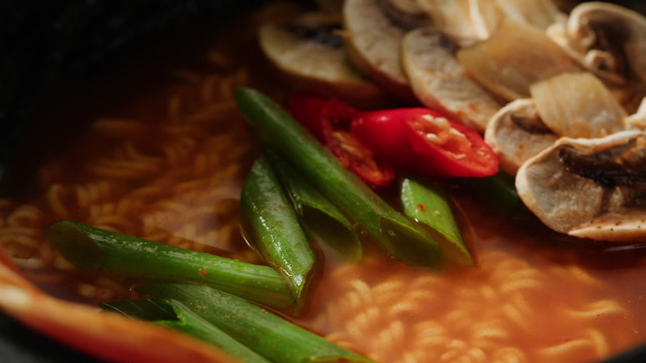 버섯, 고추, 초록 양파 를 들인 맛있는 라멘 그