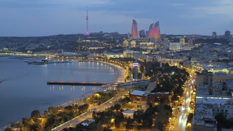 Trimelapse-Aéreo-De-Baku-Al-Atardecer-Con-Las-Torres-De-Llamas-Brillando